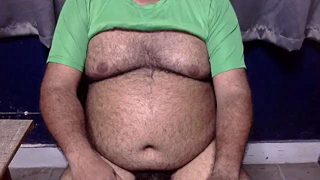 Snapshot of hairysubcub_70 chatting on 06.27.26 hairysubcub 70 online show from 06.27.26