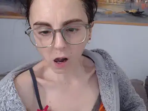 Snapshot of cleophee chatting on 02.13.25 cleophee online show from 02.13.25