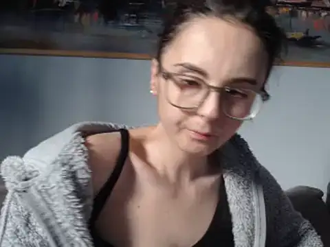 Snapshot of cleophee chatting on 02.17.25 cleophee online show from 02.17.25