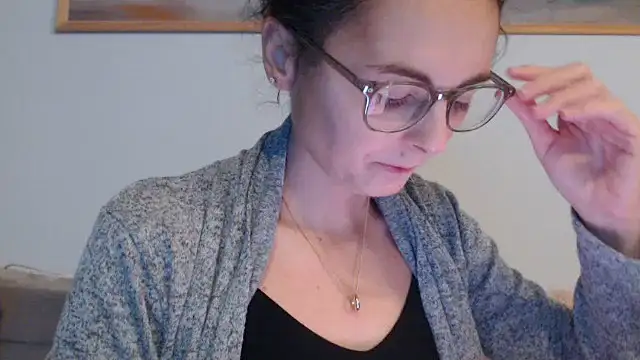 Snapshot of cleophee chatting on 12.15.25 cleophee online show from 12.15.25