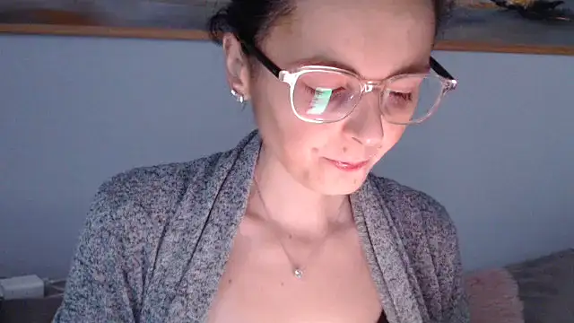 Snapshot of cleophee chatting on 04.13.26 cleophee online show from 04.13.26