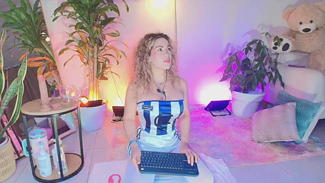 Snapshot of erotik_lady chatting on 06.07.26 erotik lady online show from 06.07.26