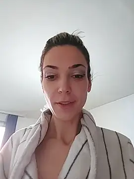 Snapshot of JoLeNe27 chatting on 12.19.25 JoLeNe27 online show from 12.19.25