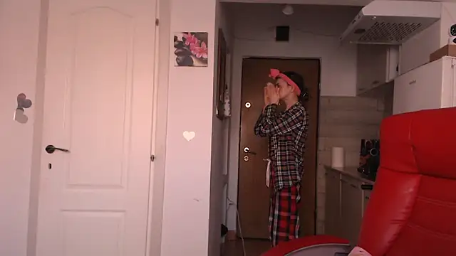 Snapshot of simyhvn chatting on 04.15.26 simyhvn online show from 04.15.26