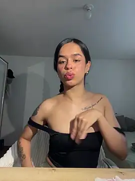 Snapshot of xlovelygirlx chatting on 01.10.25 xlovelygirlx online show from 01.10.25