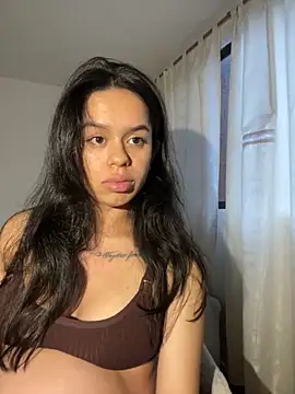 Snapshot of xlovelygirlx chatting on 10.31.25 xlovelygirlx online show from 10.31.25