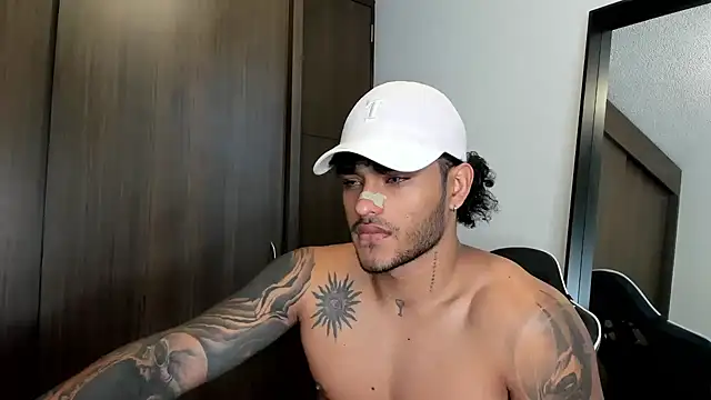 Snapshot of Alessandro_Vanni chatting on 12.22.24 Alessandro Vanni online show from 12.22.24