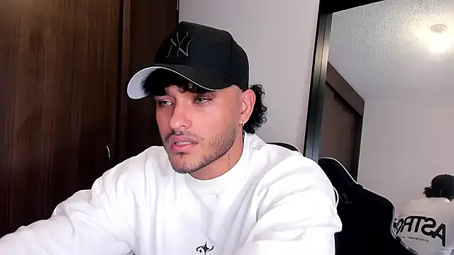 Snapshot of Alessandro_Vanni chatting on 12.23.24 Alessandro Vanni online show from 12.23.24