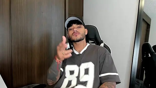 Snapshot of Alessandro_Vanni chatting on 12.29.24 Alessandro Vanni online show from 12.29.24