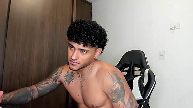 Snapshot of Alessandro_Vanni chatting on 02.02.25 Alessandro Vanni online show from 02.02.25