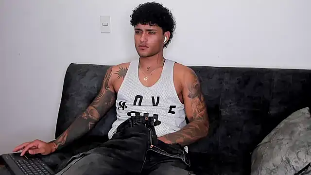 Snapshot of Alessandro_Vanni chatting on 02.20.25 Alessandro Vanni online show from 02.20.25