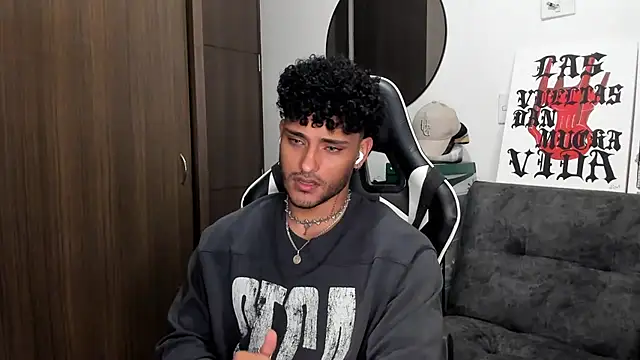 Snapshot of Alessandro_Vanni chatting on 09.29.25 Alessandro Vanni online show from 09.29.25