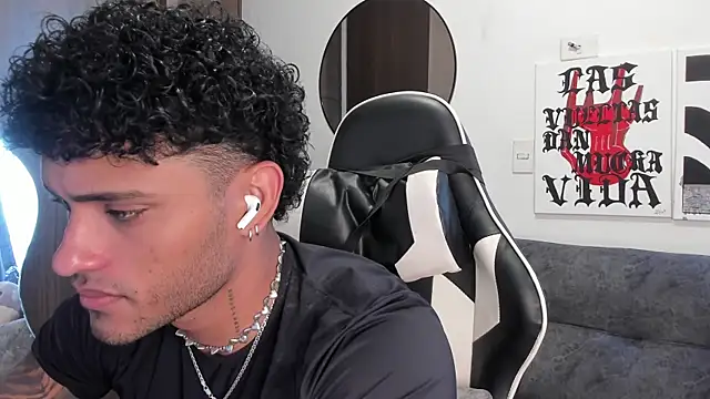 Snapshot of Alessandro_Vanni chatting on 12.18.25 Alessandro Vanni online show from 12.18.25