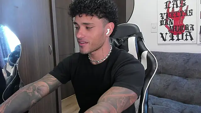 Snapshot of Alessandro_Vanni chatting on 12.20.25 Alessandro Vanni online show from 12.20.25