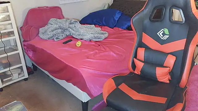 Snapshot of sugahfreeee chatting on 12.16.25 sugahfreeee online show from 12.16.25