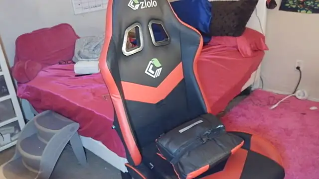 Snapshot of sugahfreeee chatting on 12.18.25 sugahfreeee online show from 12.18.25