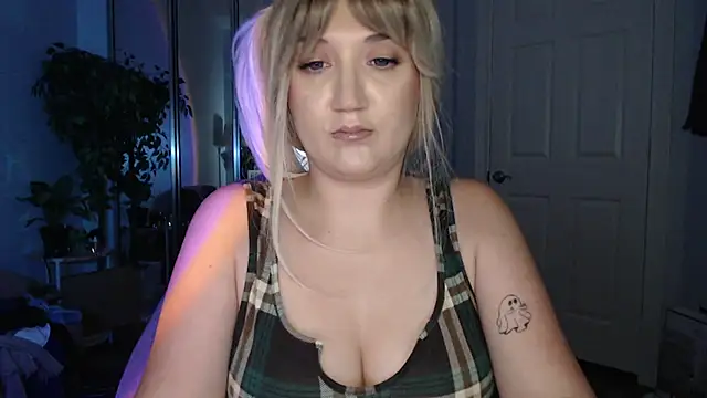 Snapshot of GoddessEmmy chatting on 06.17.26 GoddessEmmy online show from 06.17.26