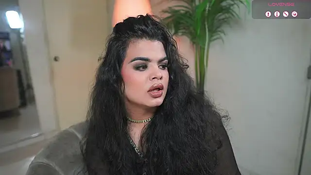 Snapshot of artechloe chatting on 09.29.25 artechloe online show from 09.29.25