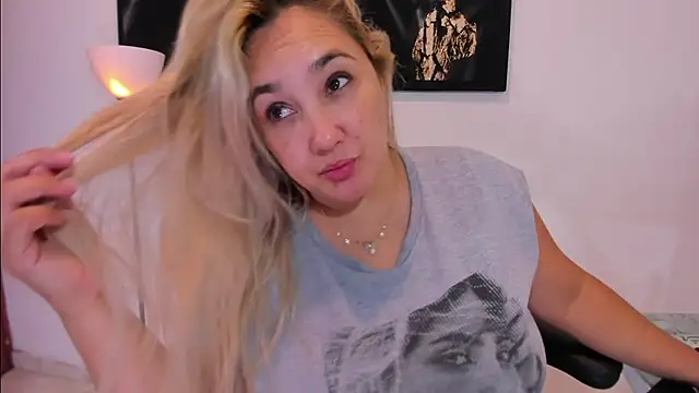 Snapshot of Eva_MilfF chatting on 01.06.25 Eva MilfF online show from 01.06.25