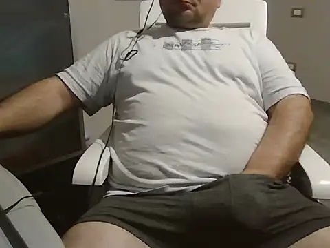 Snapshot of iron_boy80 chatting on 02.18.25 iron boy80 online show from 02.18.25