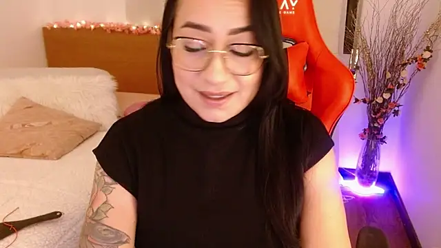 Snapshot of lucy_luu_ chatting on 12.11.24 lucy luu online show from 12.11.24