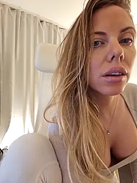 Snapshot of novaforyou1 chatting on 10.05.25 novaforyou1 online show from 10.05.25