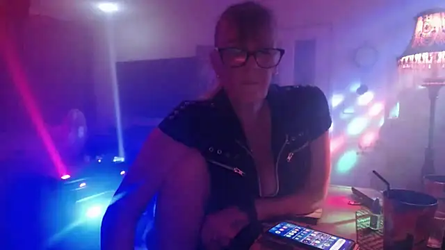 Snapshot of COUPLE4VOYEUR01 chatting on 09.20.25 COUPLE4VOYEUR01 online show from 09.20.25