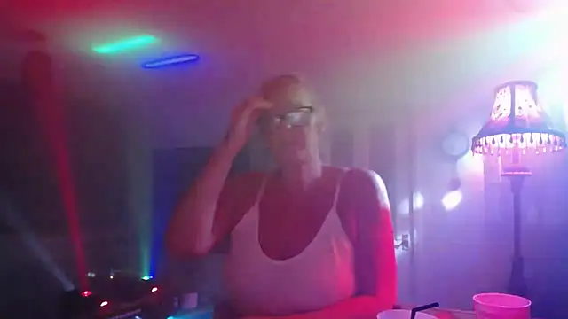 Snapshot of COUPLE4VOYEUR01 chatting on 01.31.26 COUPLE4VOYEUR01 online show from 01.31.26