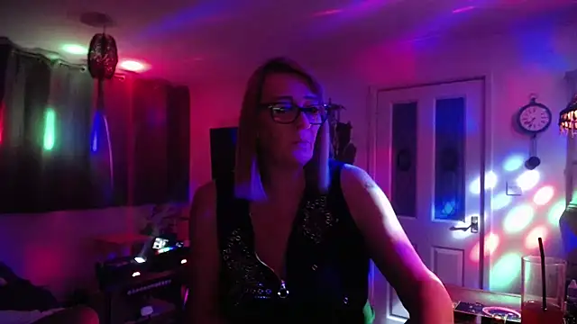 Snapshot of COUPLE4VOYEUR01 chatting on 03.28.26 COUPLE4VOYEUR01 online show from 03.28.26