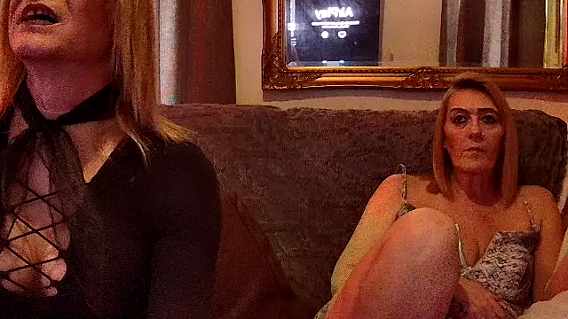 Snapshot of COUPLE4VOYEUR01 chatting on 04.04.26 COUPLE4VOYEUR01 online show from 04.04.26