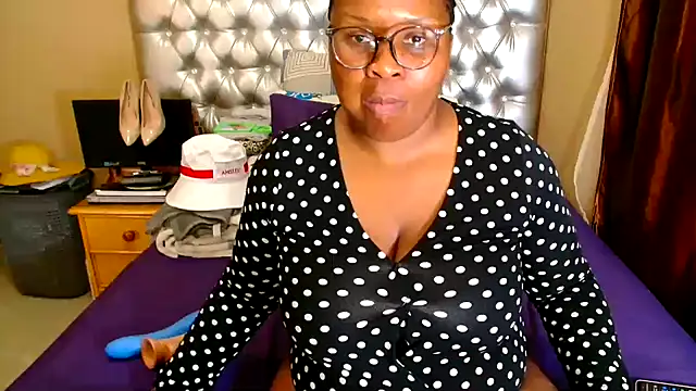 Snapshot of missboobsxx chatting on 11.25.25 missboobsxx online show from 11.25.25