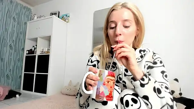 KenzieDawton online show from 10.08.25