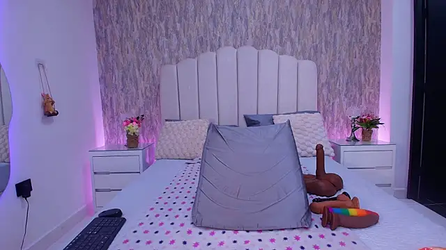 Snapshot of raven_lilith_ chatting on 06.19.26 raven lilith online show from 06.19.26