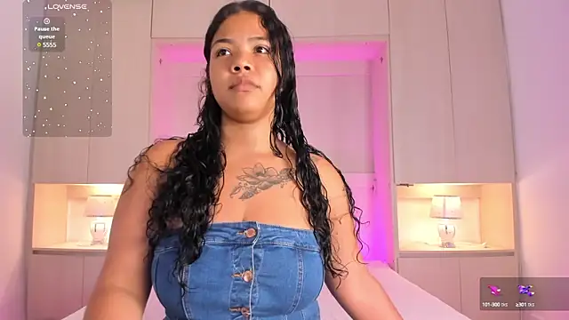 Snapshot of SophiaaStone chatting on 01.25.25 SophiaaStone online show from 01.25.25