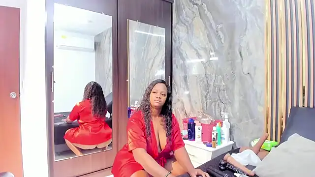 Snapshot of LauraSaenz01 chatting on 02.26.25 LauraSaenz01 online show from 02.26.25