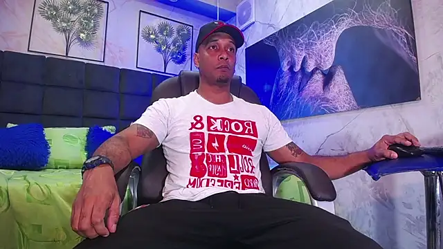 Snapshot of liam_howard chatting on 12.23.24 liam howard online show from 12.23.24