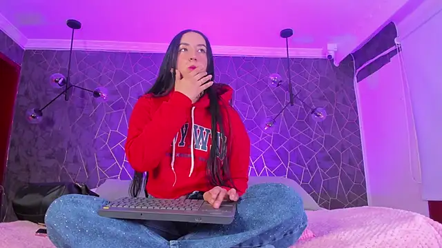 danaythamara1 online show from 12.19.25