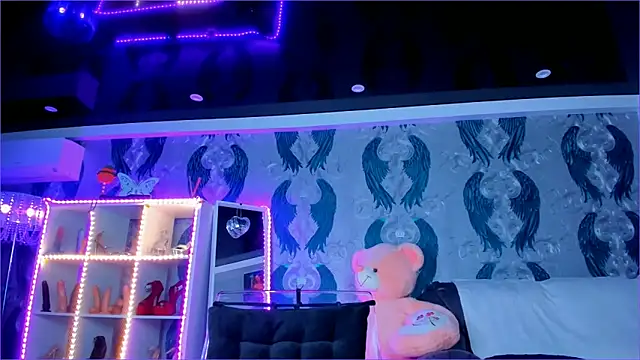 Snapshot of anneswhite chatting on 02.13.26 anneswhite online show from 02.13.26