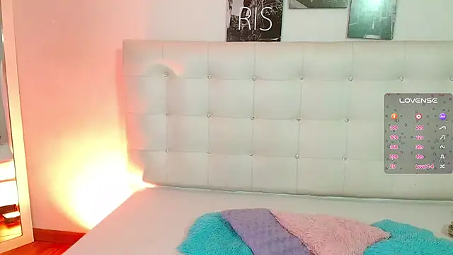 Snapshot of hornystepmommy chatting on 12.20.24 hornystepmommy online show from 12.20.24