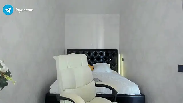 Snapshot of _in_yan chatting on 03.17.25 in yan online show from 03.17.25