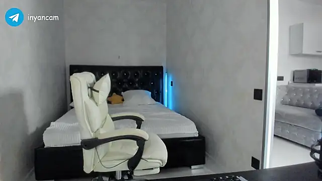 Snapshot of _in_yan chatting on 03.18.25 in yan online show from 03.18.25