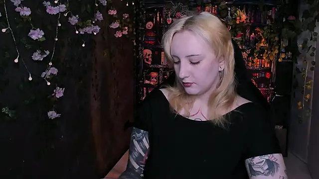 Snapshot of AsheLucker chatting on 06.16.26 AsheLucker online show from 06.16.26