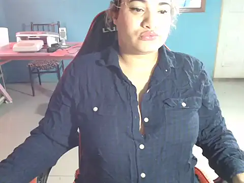 Hilarybunnyy online show from 05.13.26