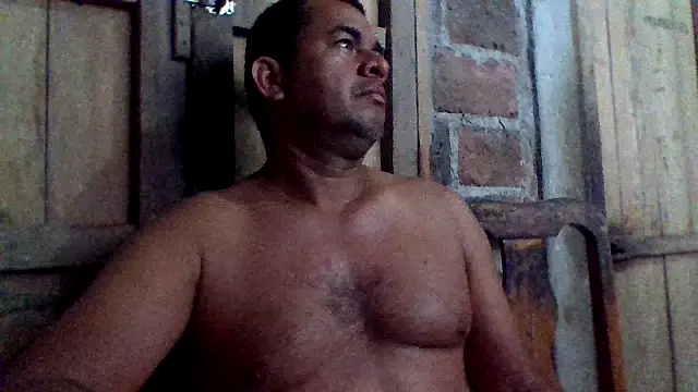 Snapshot of axomen chatting on 10.08.25 axomen online show from 10.08.25