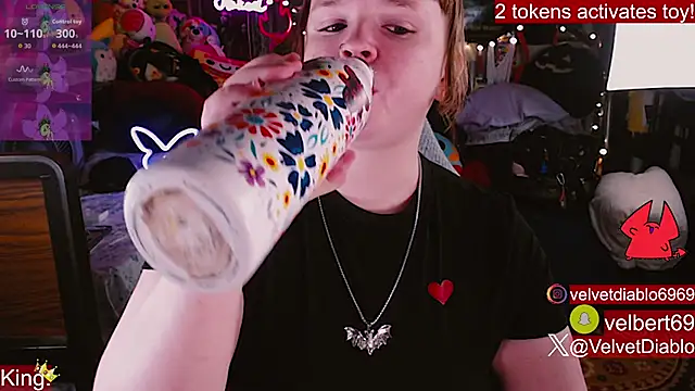 Snapshot of VelvetDiablo chatting on 05.19.26 VelvetDiablo online show from 05.19.26