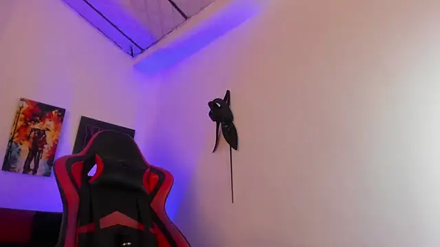 Snapshot of crisstal_miler chatting on 03.04.25 crisstal miler online show from 03.04.25