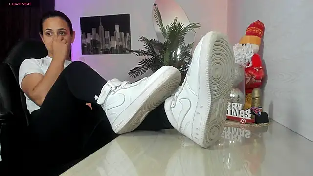 Snapshot of Amaia_Bushida chatting on 11.25.25 Amaia Bushida online show from 11.25.25