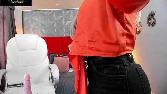 Holly madison  online show from 03.20.25