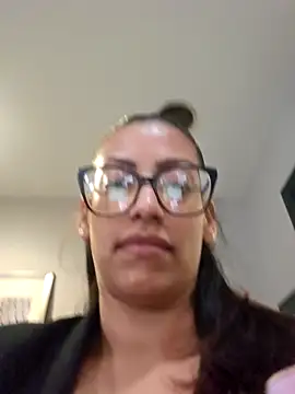 Snapshot of Nikkierosee chatting on 03.15.25 Nikkierosee online show from 03.15.25