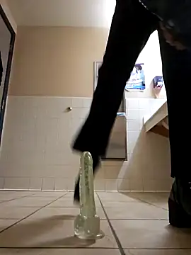 Snapshot of Nikkierosee chatting on 03.19.25 Nikkierosee online show from 03.19.25